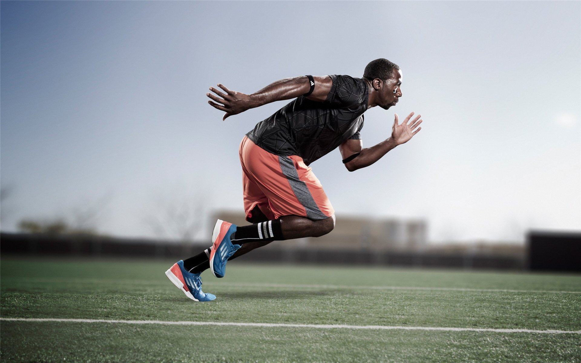 凯塞多关键战不手软，F1新赛季揭幕战之夜见证新王诞生